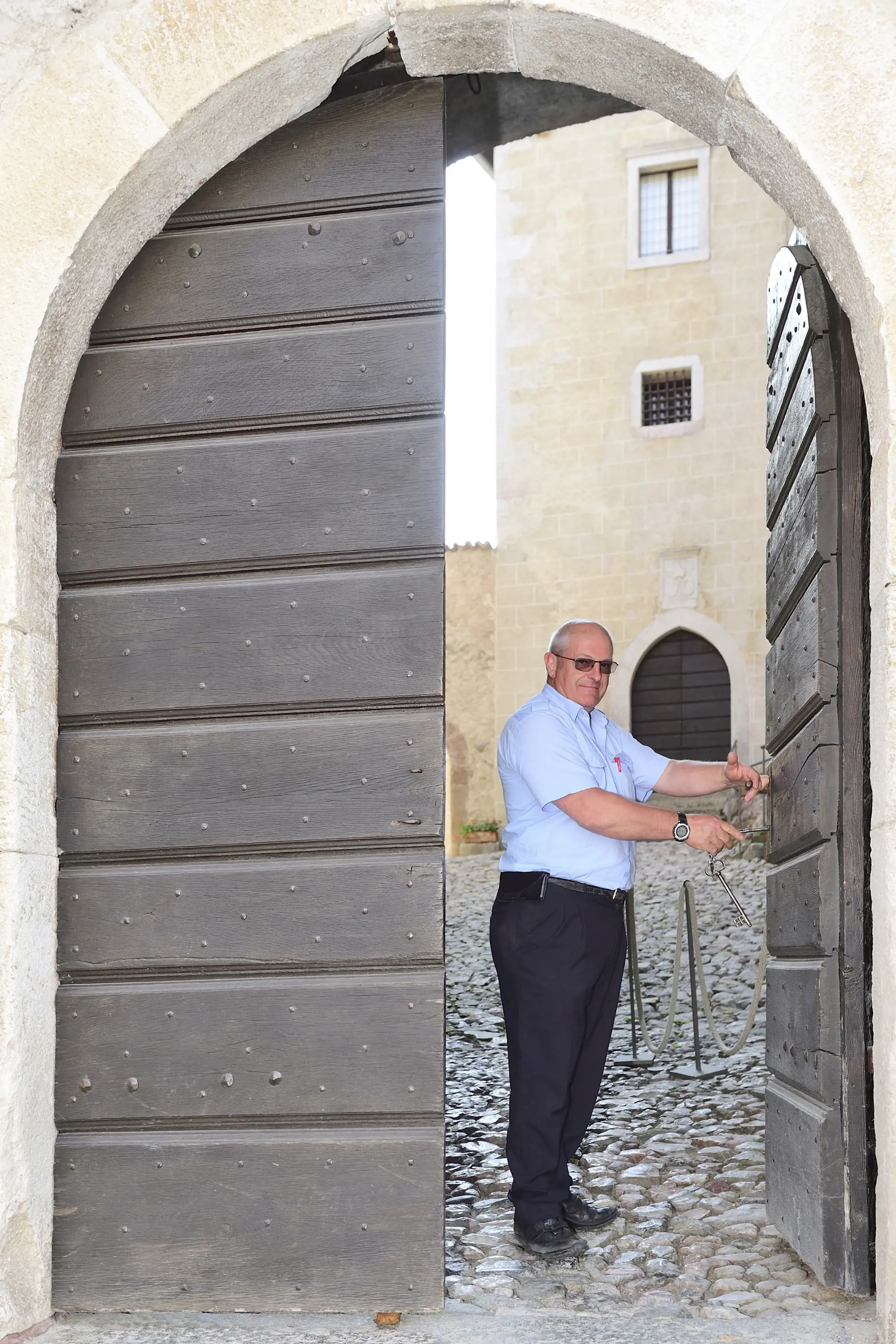 Stenico, in pensione Oscar Pasini l'ultimo custode del castello «ci vivevo fin da bambino»