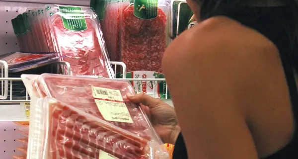 Troppo caldo: si chiude nudo nel frigo del supermercato tra filetti di merluzzo e sofficini