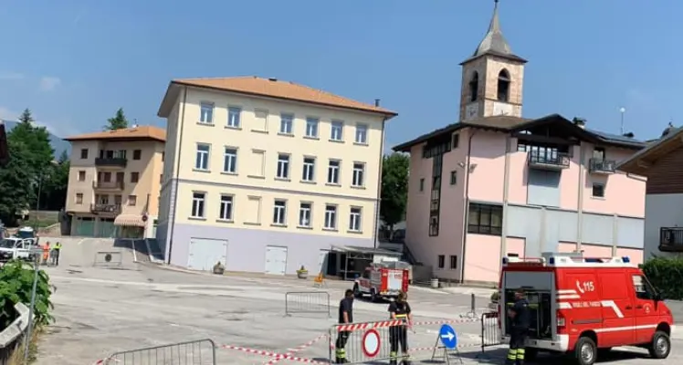 Taio, voragine nella piazza Area transennata e isolata