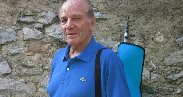 Lancia l'amo e \"pesca\" un portafoglio pieno