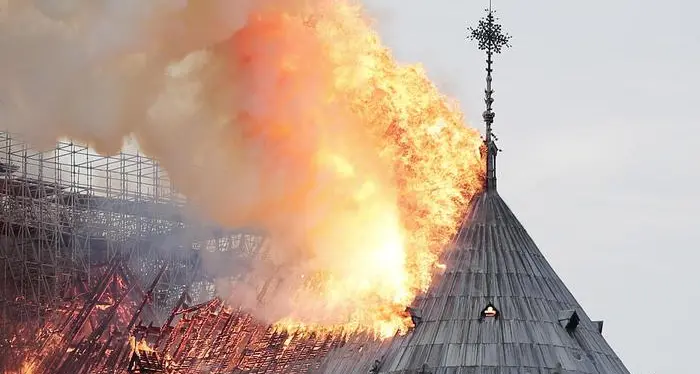Notre Dame in fiamme: niente dolo Colpa di una sigaretta o di un guasto