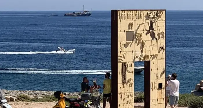 La Sea Watch arriva a Lampedusa Salvini furioso: «Non sbarcheranno»
