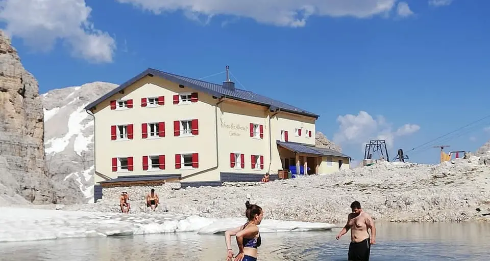 Il bagno nel laghetto del Vajolet la foto dell'Associazione Rifugi scatena la polemica Facebook