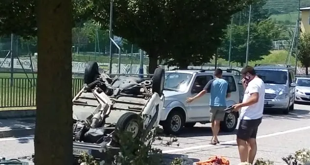 Urta il camion della raccolta rifiuti Auto finisce ruote all'aria