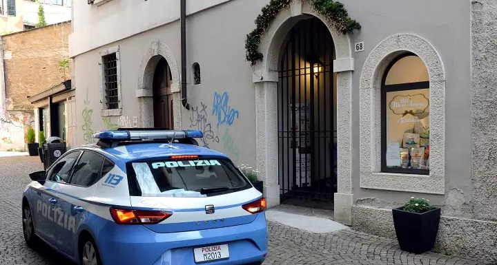 Picchiata e rapinata nel suo negozio in città Il racconto: «Ho provato a reagire, mi ha colpita»