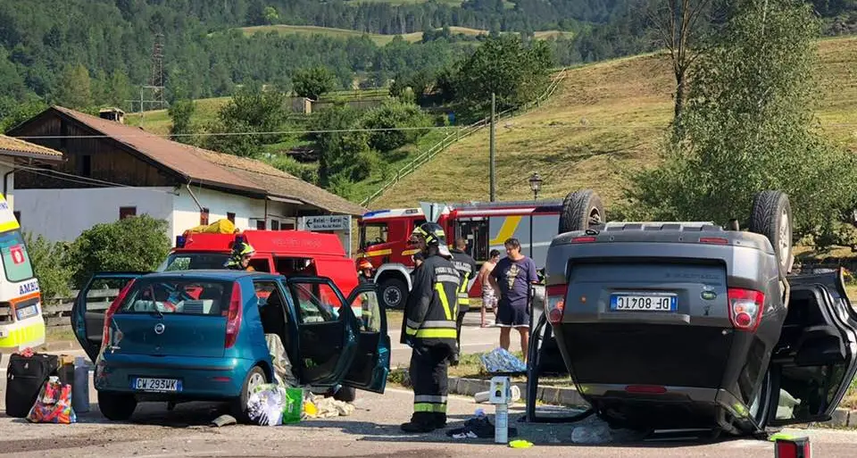 Scontro all'incrocio di Masi un'auto si ribalta, quattro feriti due sono gravi al Santa Chiara