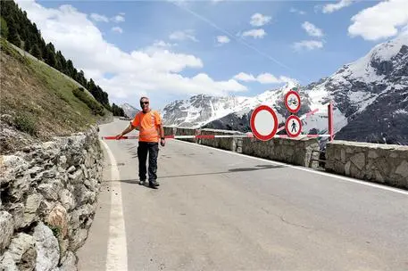 Hubert Pfeifer, rimuove le barriere e la strada del Passo dello Stelvio è aperta ANSA/ FOTO AGENZIA STAMPA PROVINCIA BOLZANO ++ NO SALES, EDITORIAL USE ONLY ++