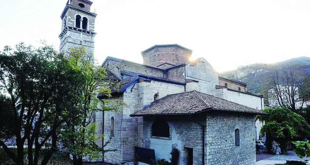 Anziana derubata in chiesa mentre stava pregando