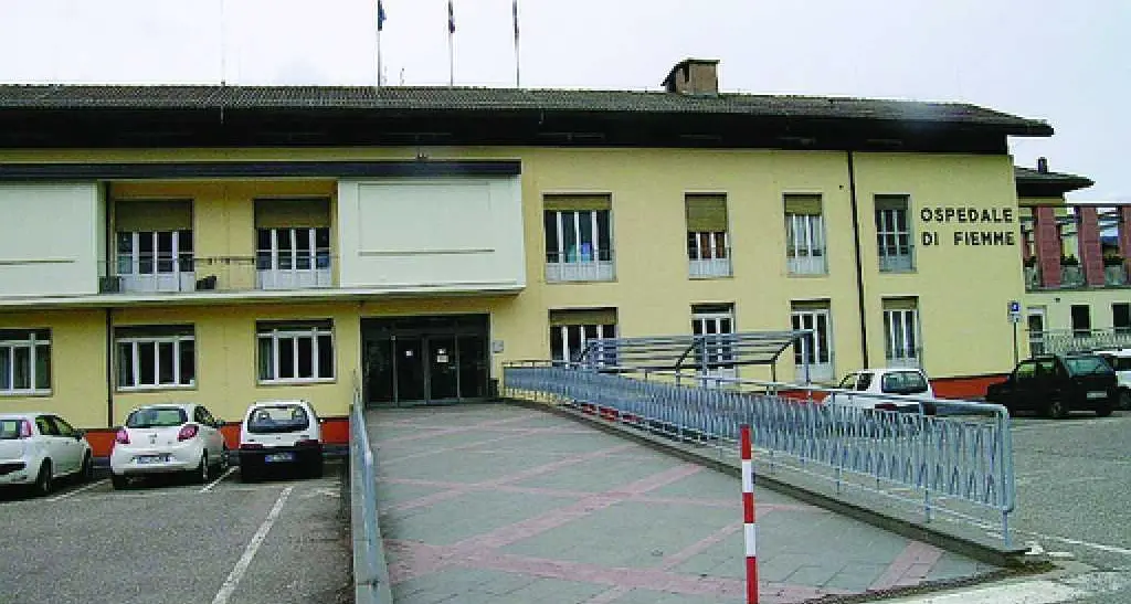 Una donna si dà fuoco in ospedale e muore