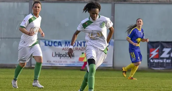 Protesta pro-aborto e pro-Lgbt Salta il debutto della squadra di calcio femminile del Vaticano