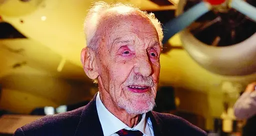Compie un secolo Francesco Volpi, da 80 anni al comando degli aerei