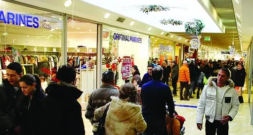 Negozi aperti domenica, protesta dei sindacati