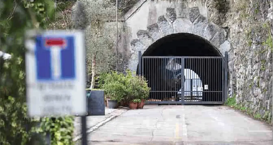 Cancello sulla storica galleria sulla Gardesana: scontro fra Comune e un privato