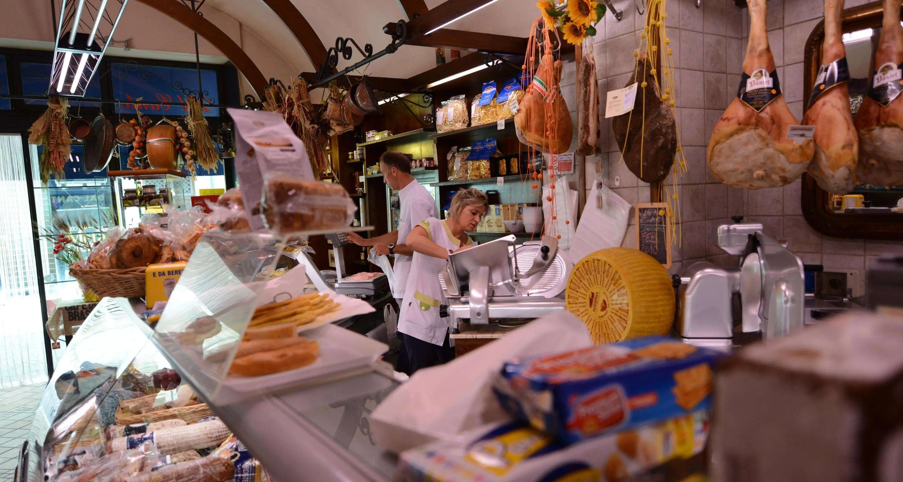 Famiglie cooperative, in crisi i piccoli negozi