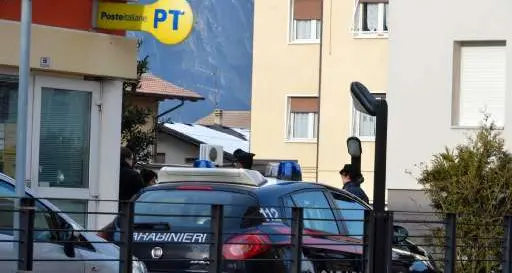 Armato di coltello rapina l'ufficio postale di Zambana e fugge con 800 euro