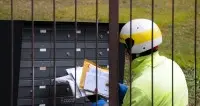Le Poste Italiane promettono di consegnare il giornale ogni mattina entro le 13