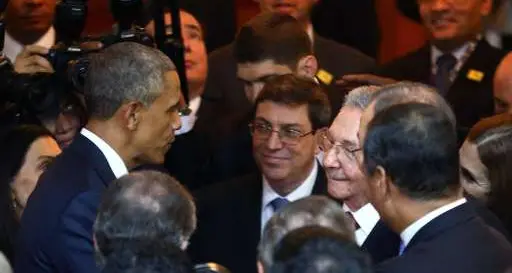 Storica stretta di mano tra Obama e Castro