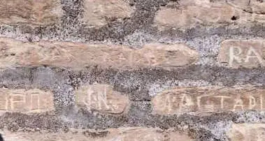 Incidono iniziali sul Colosseo e scattano selfie: denunciate
