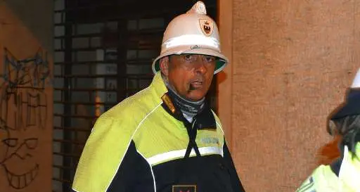 Vigile aggredito da un gruppo di giovani che stava imbrattando i muri