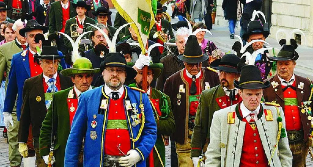Gli Schützen arruolano i sedicenni