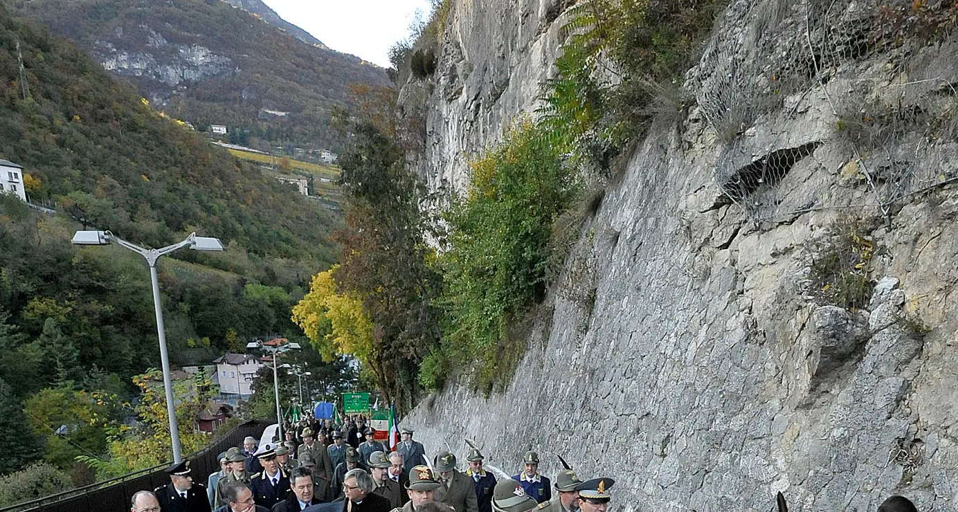 Riapre la strada degli alpini: in auto sul Doss Trent