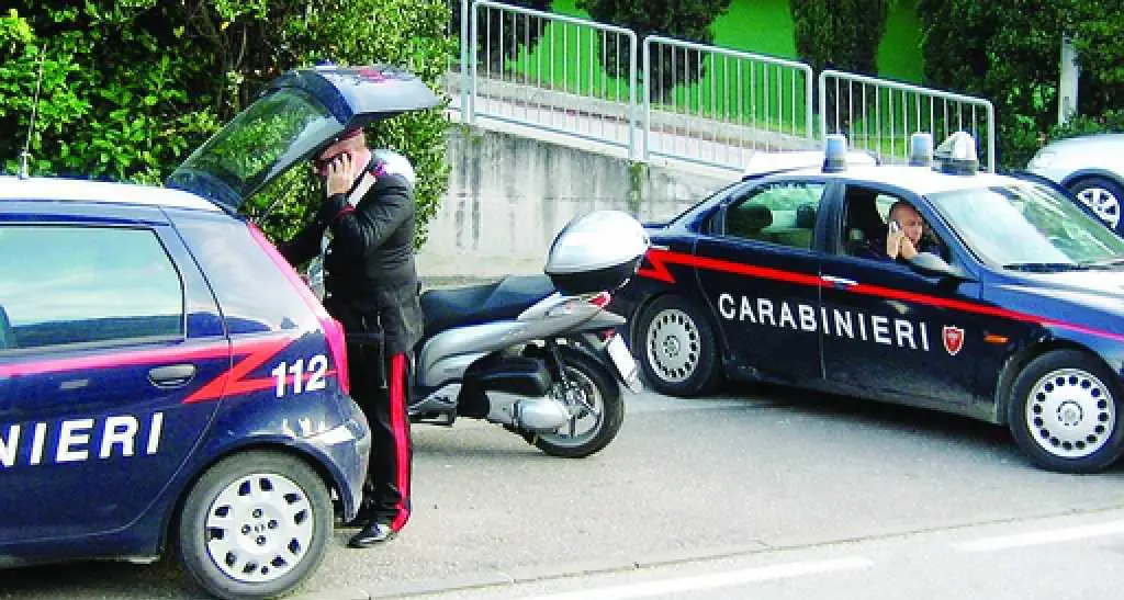 In scooter fugge all'alt: paga 28 punti di patente