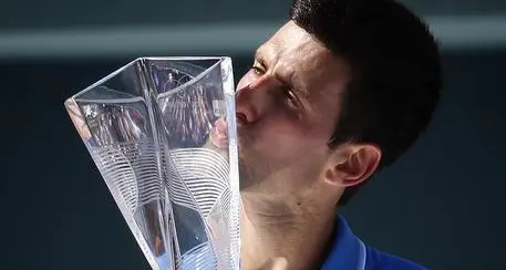 Tennis, a Miami Djokovic travolge Murray