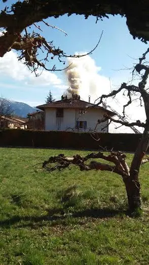Pomeriggio di paura a Tres, incendio in un'abitazione