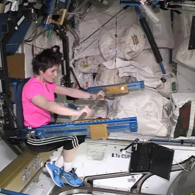 Il nuovo video di @Astrosamantha dallo spazio tra ginnastica ed esperimenti: «Qui non ci si annoia!»