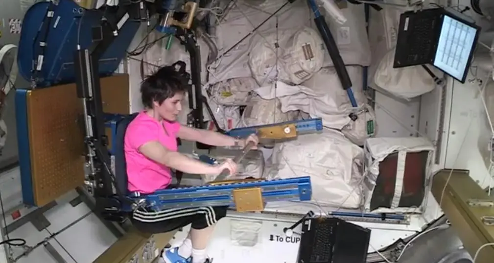 Il nuovo video di @Astrosamantha dallo spazio tra ginnastica ed esperimenti: «Qui non ci si annoia!»