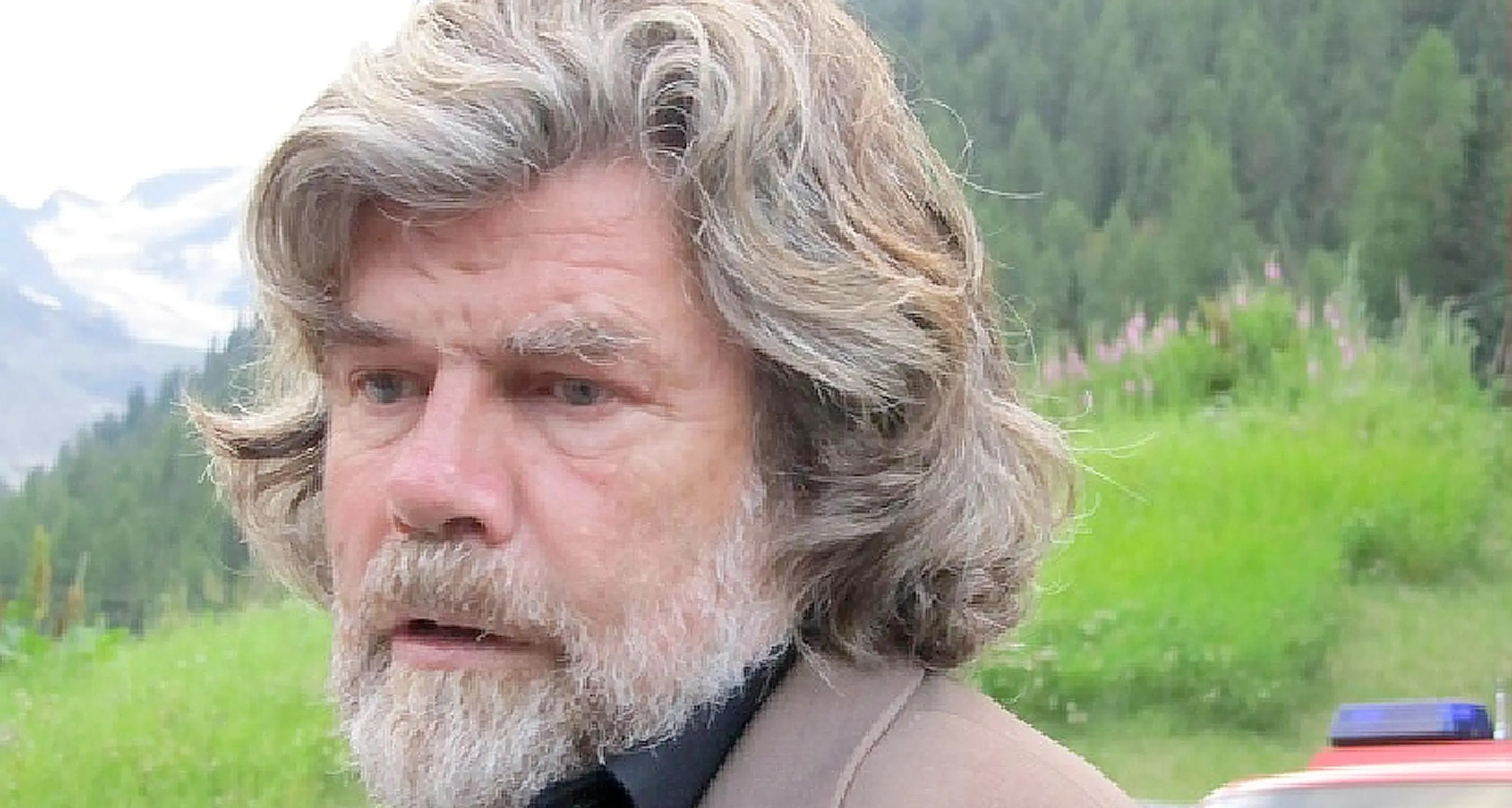 Messner: «Dolore per i morti sull'Everest Ma la grande catastrofe è giù nelle valli»
