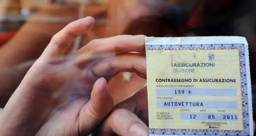 Assicurazioni auto, niente più tagliando sui parabrezza