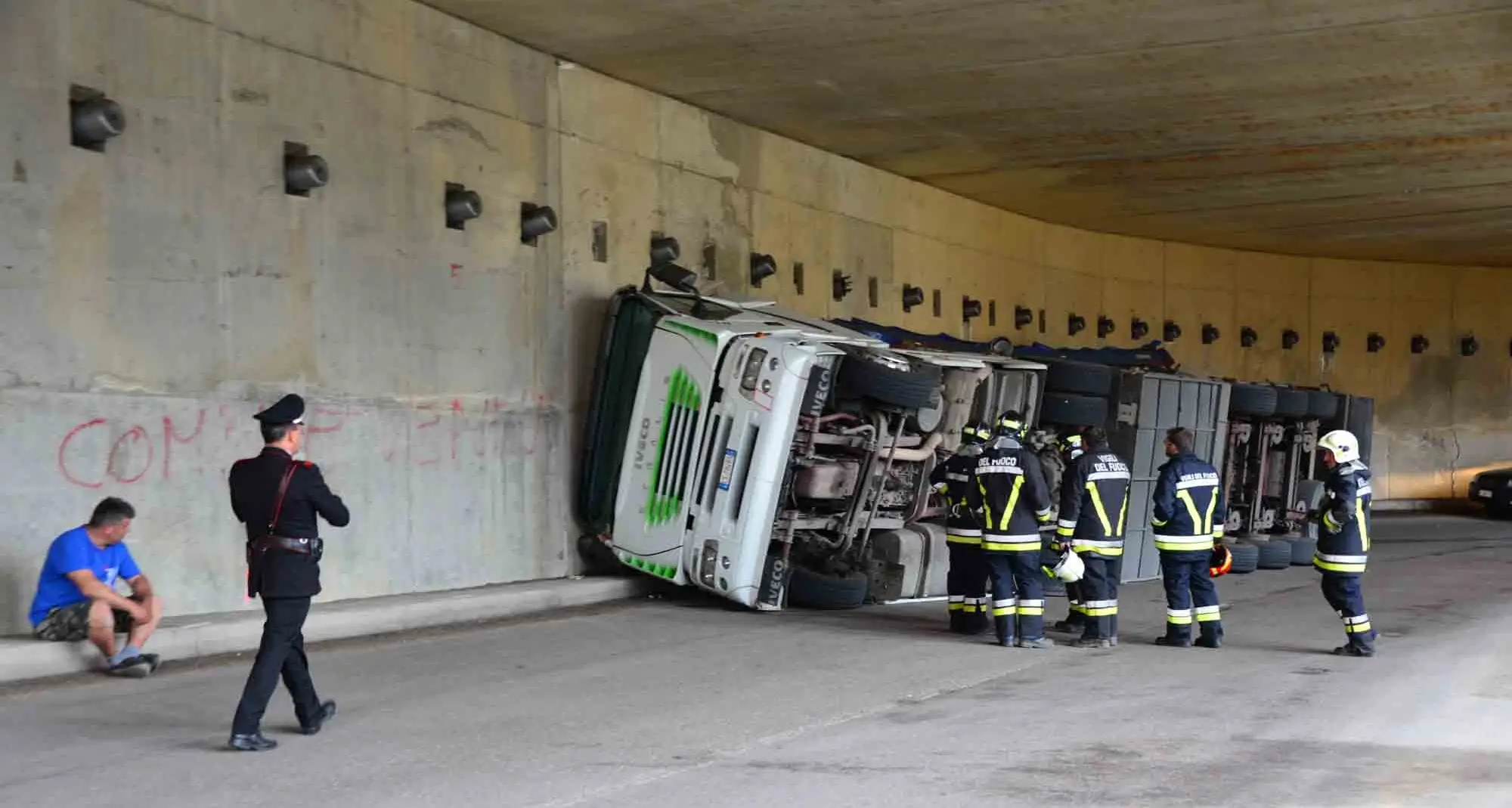 Camion carico di legna si ribalta in galleria tra Vermiglio e il Tonale