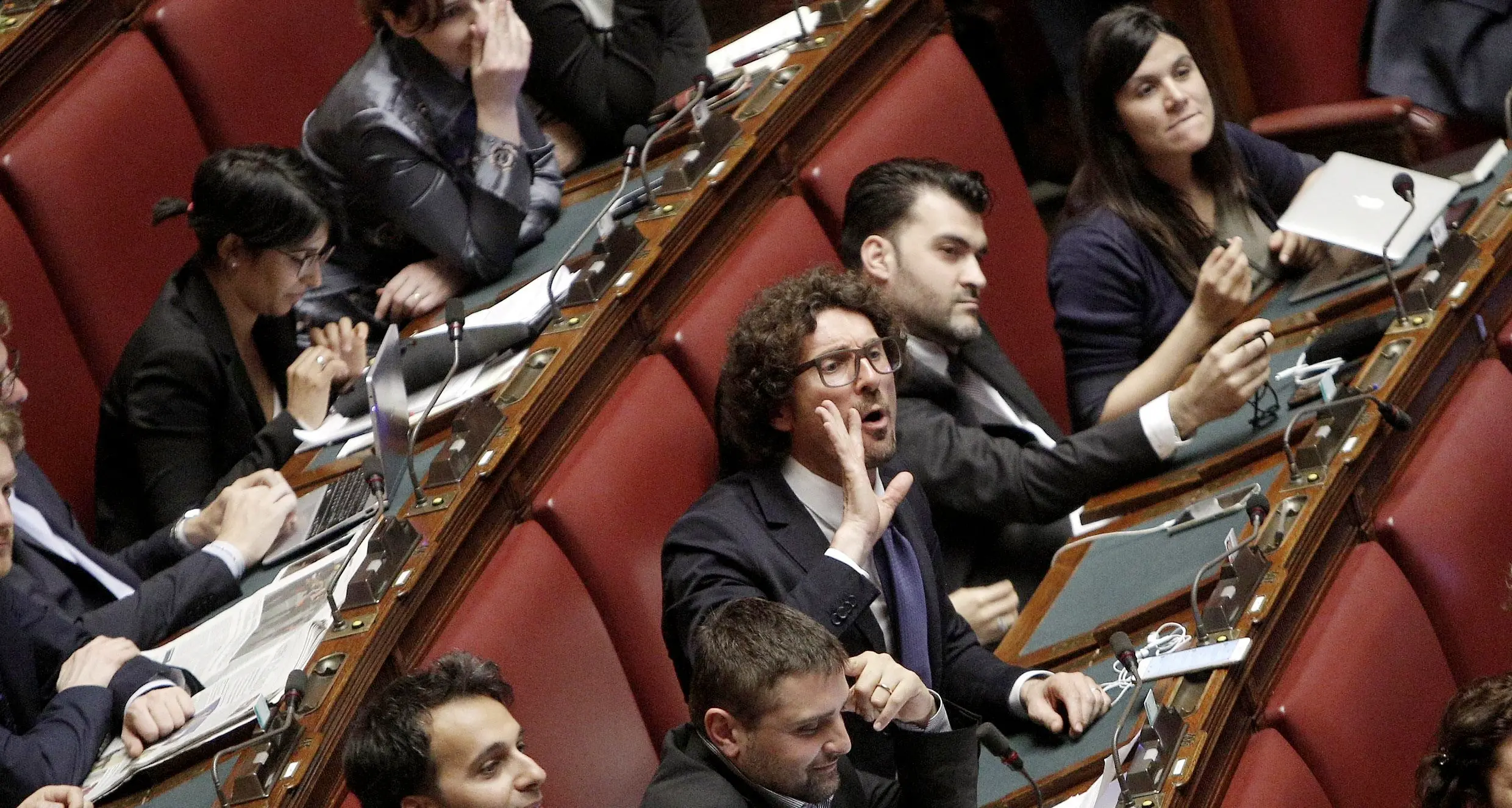 Italicum, questione di fiducia e scoppia la bagarre in aula
