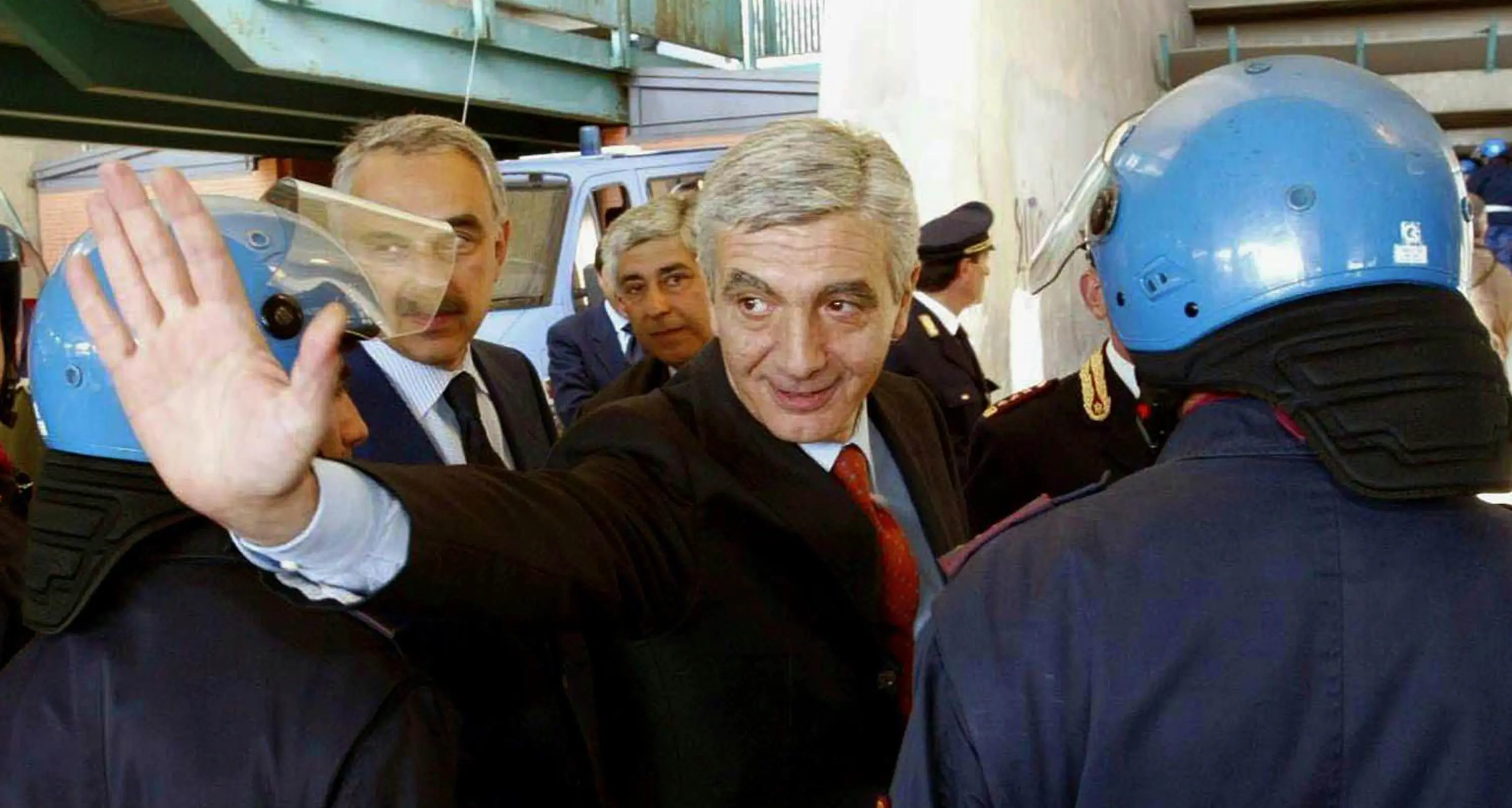 Condanna europea sul G8, Renzi blinda De Gennaro