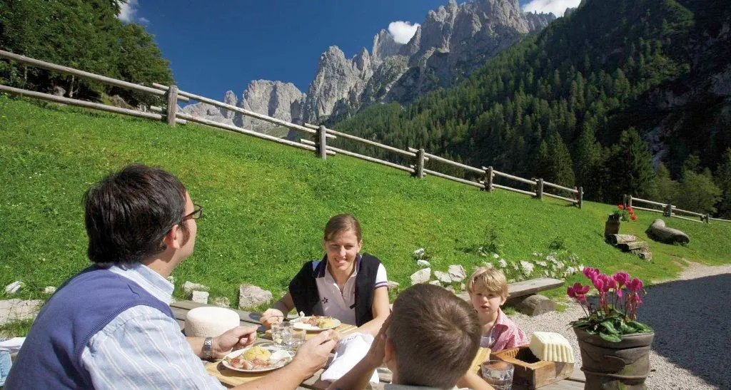 Val di Gresta: quarantenni protagonisti dell'agriturismo