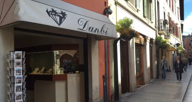 Nuovo colpo in centro: furto in gioielleria in via Garibaldi