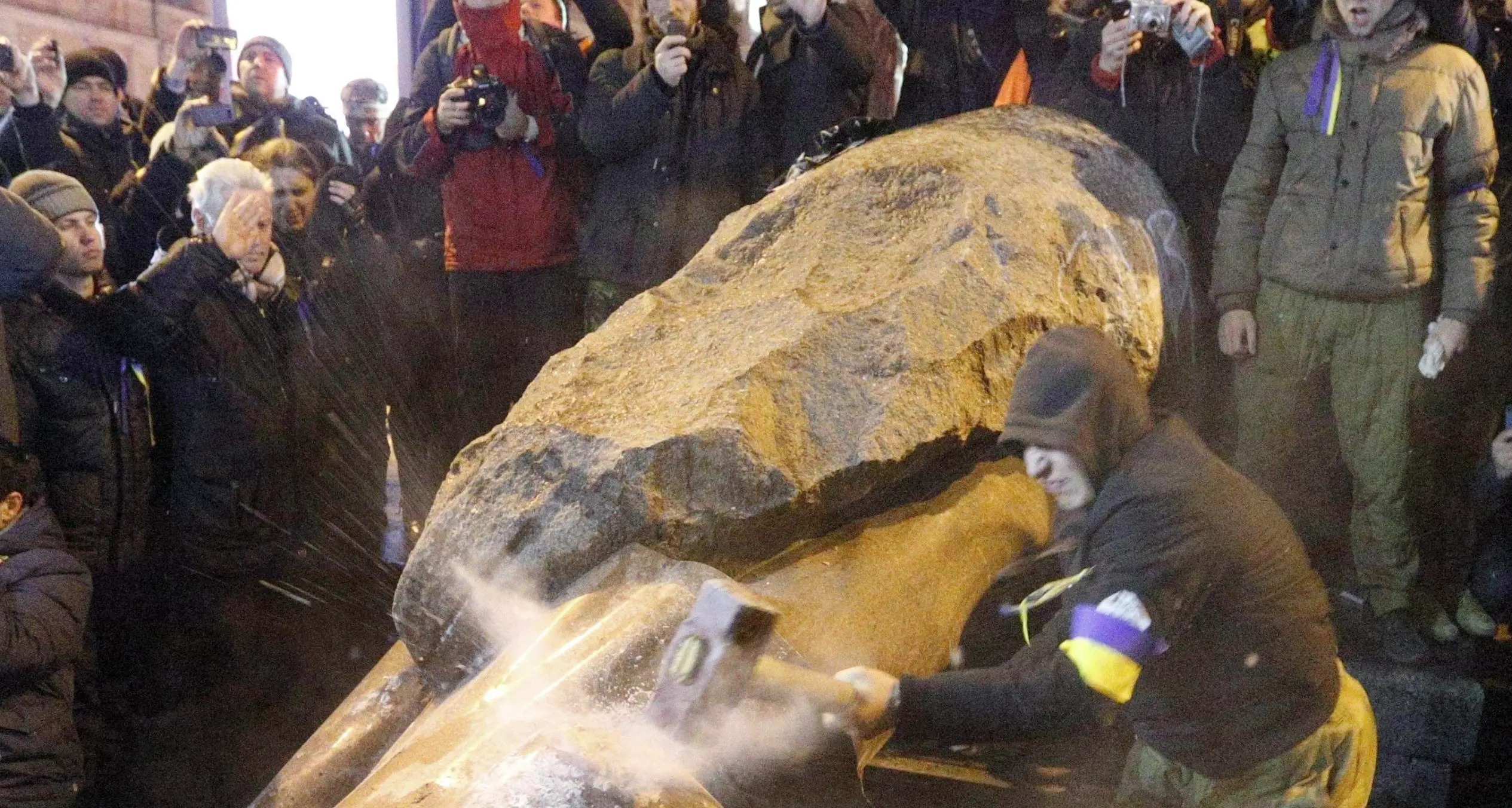 L'Ucraina abbatte tre statue sovietiche a Kharkiv