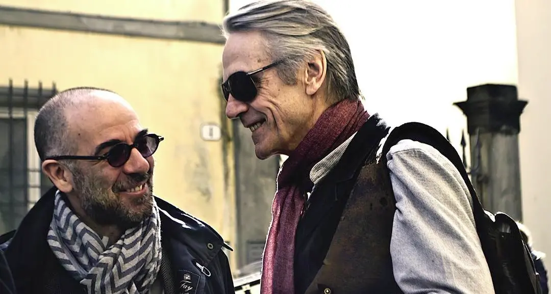 Jeremy Irons a passeggio in città