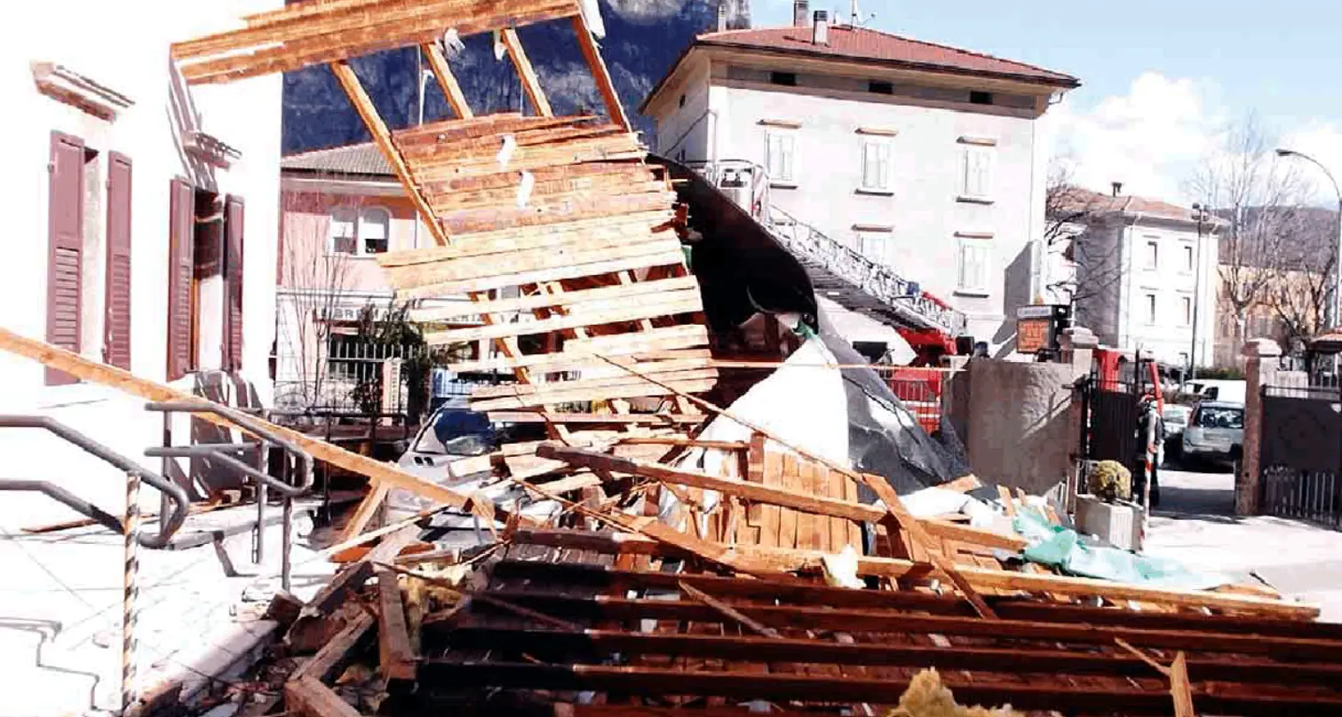 Mezzolombardo, vola via il tetto della sede dei vigili urbani
