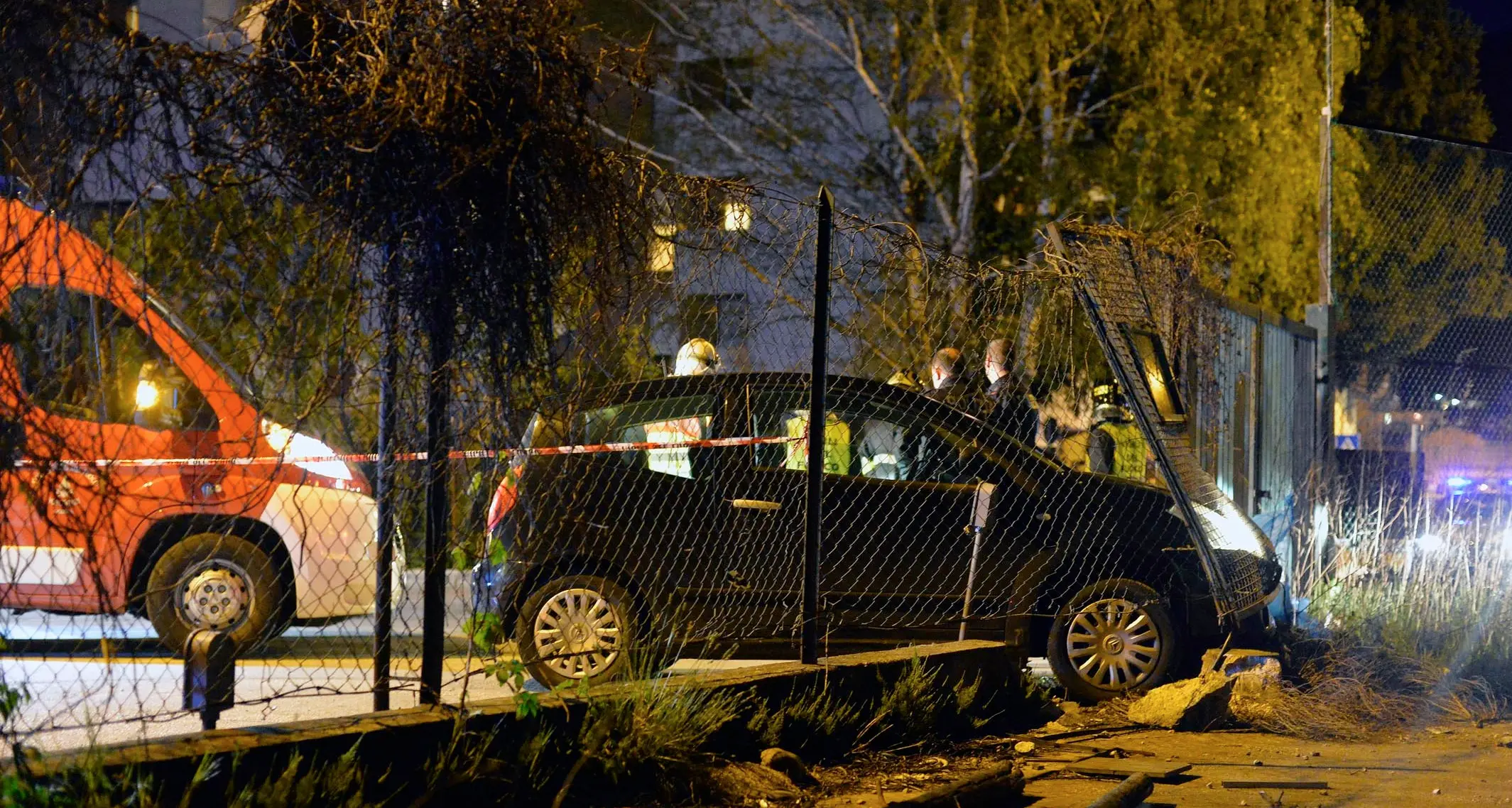 Gardolo, finisce con l'auto contro le reti del vecchio campo