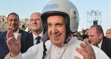 Il Papa a Napoli col casco per la sicurezza sulle strade