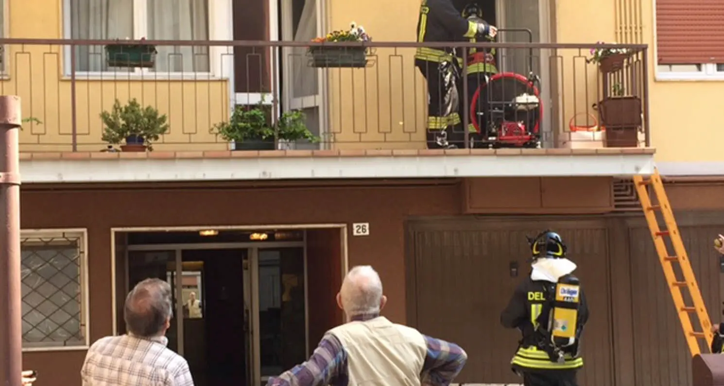 Pentola lasciata sul fuoco principio d'incendio in via Gocciadoro