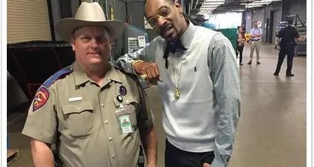 Foto con Snoop Dogg, poliziotto nei guai