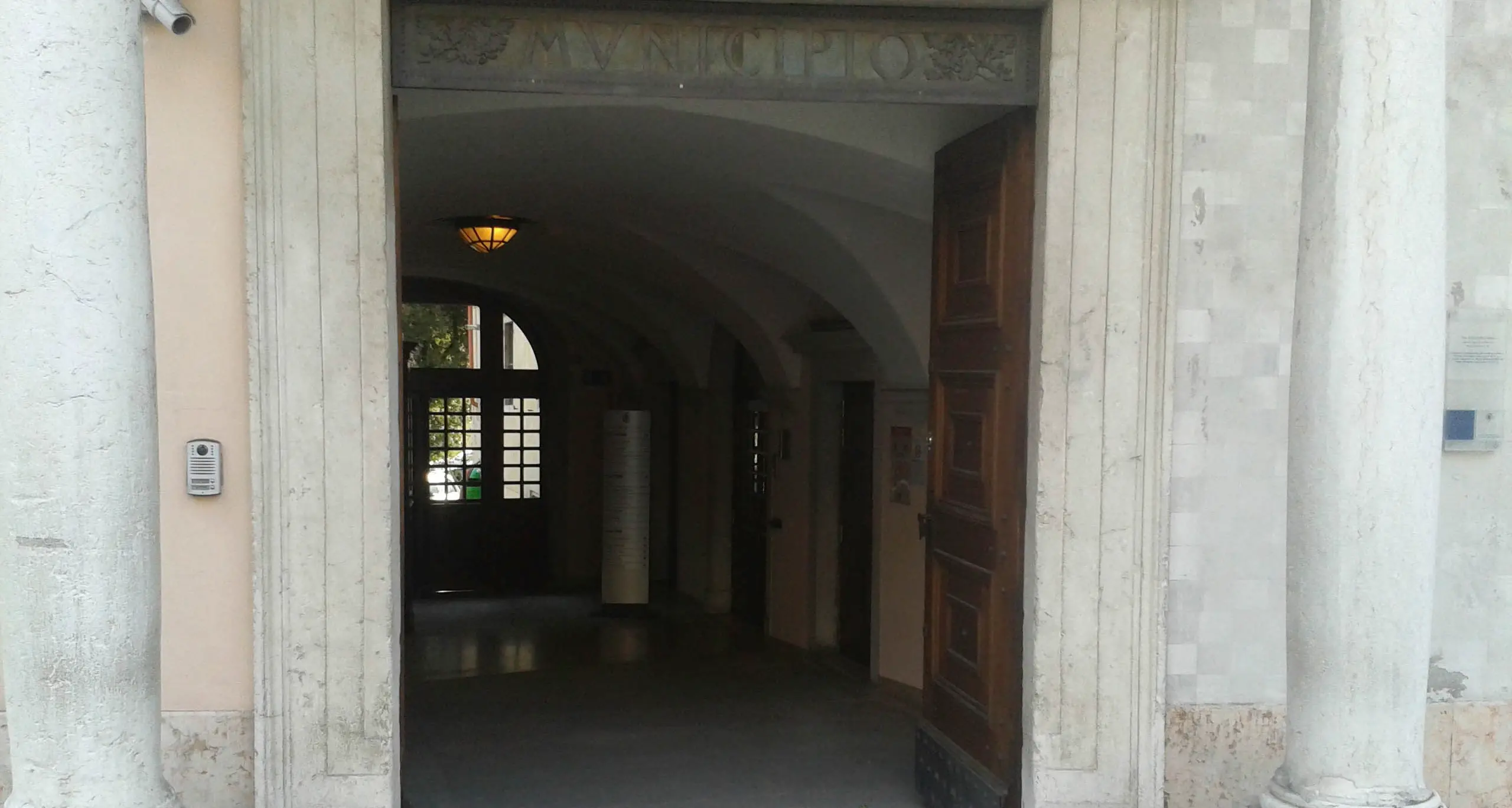 Rovereto, duemila euro per pulire la scritta \"municipio\"