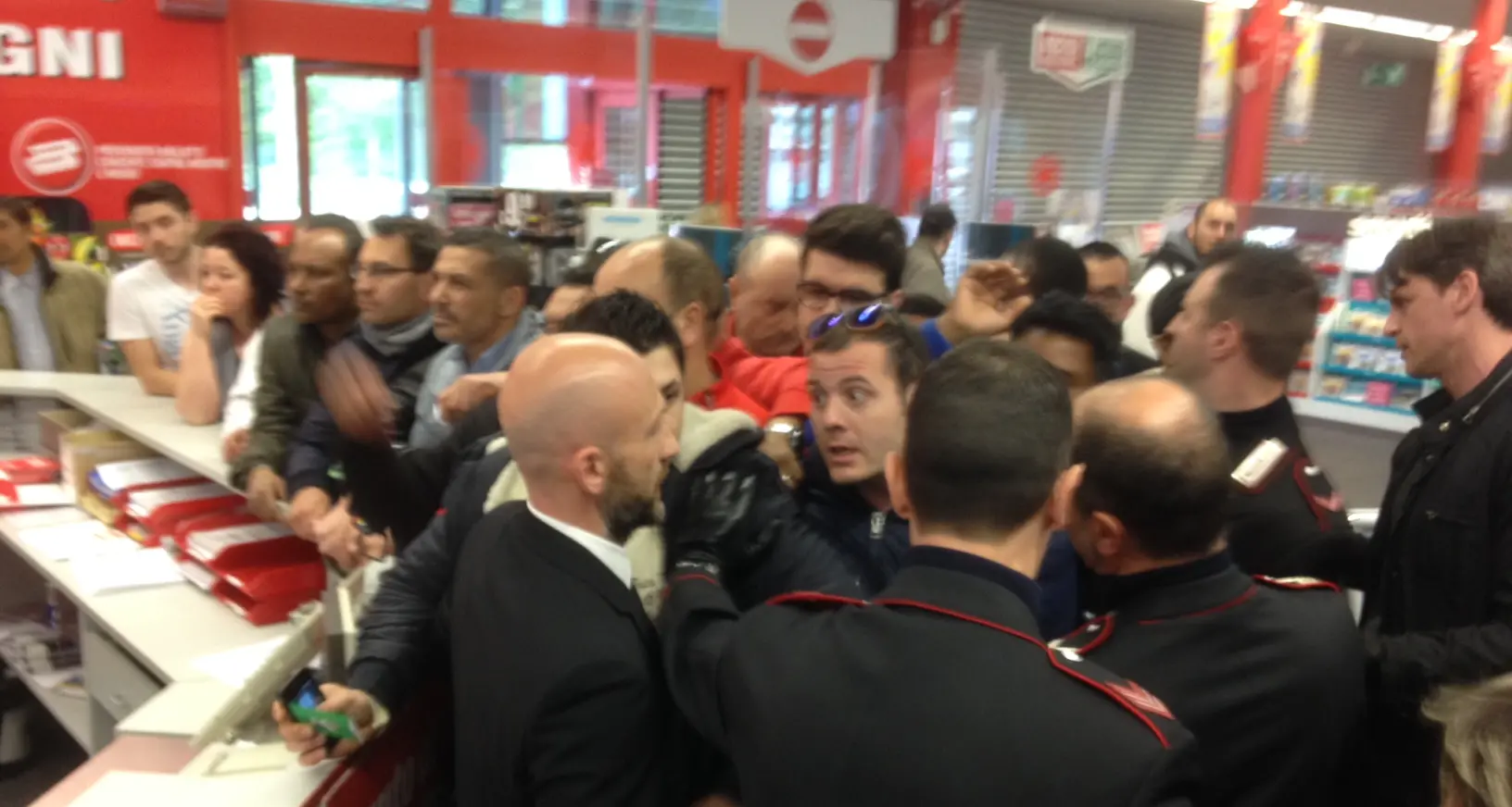 Spintoni e urla a Media World per conquistare la tv in super offerta