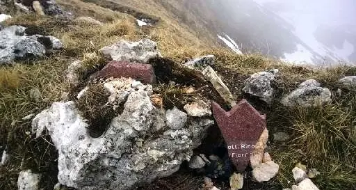 Vandali distruggono la lapide in ricordo del dottor Ballerin