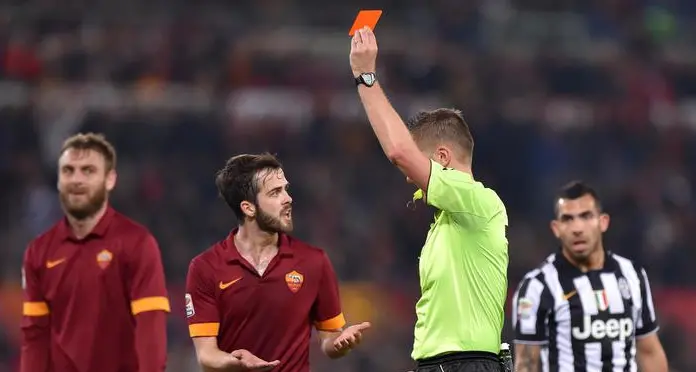 La Roma in dieci riacciuffa la Juventus