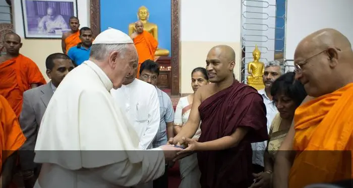 Papa Francesco: mai violenza in nome di Dio, \"Ma non bisogna provocare offendendo la religione altrui\"
