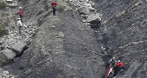 Disastro GermanWings: pilota barricato in cabina?